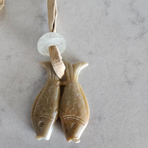 ASIAN NATURAL GREEN & BROWN JADEITE TWO-SIDED FISH PENDANT WITH CHAMOIS NECKLACE - Picture 8 of 16